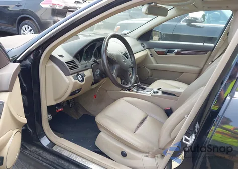 2010 Mercedes-Benz C 300 Luxury 4Matic/Sport 4Matic из США, поврежденный, VIN WDDGF8BB7AF401592